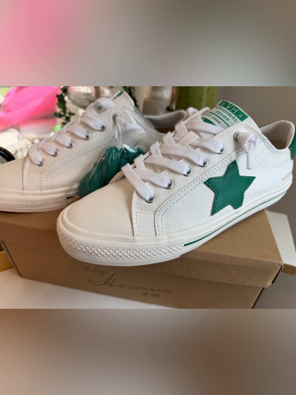 Vintage Havana White/Green Canvas Sneakers - ‘Alive’ size 9